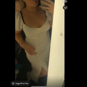 Linne klänning med slits - Säljer en elegant linne klänning med korta ärmar och en slits framtill. Perfekt på sommaren till alla tillfället. Storlek 38/40. Pris kan diskuteras vid snabbaffär 