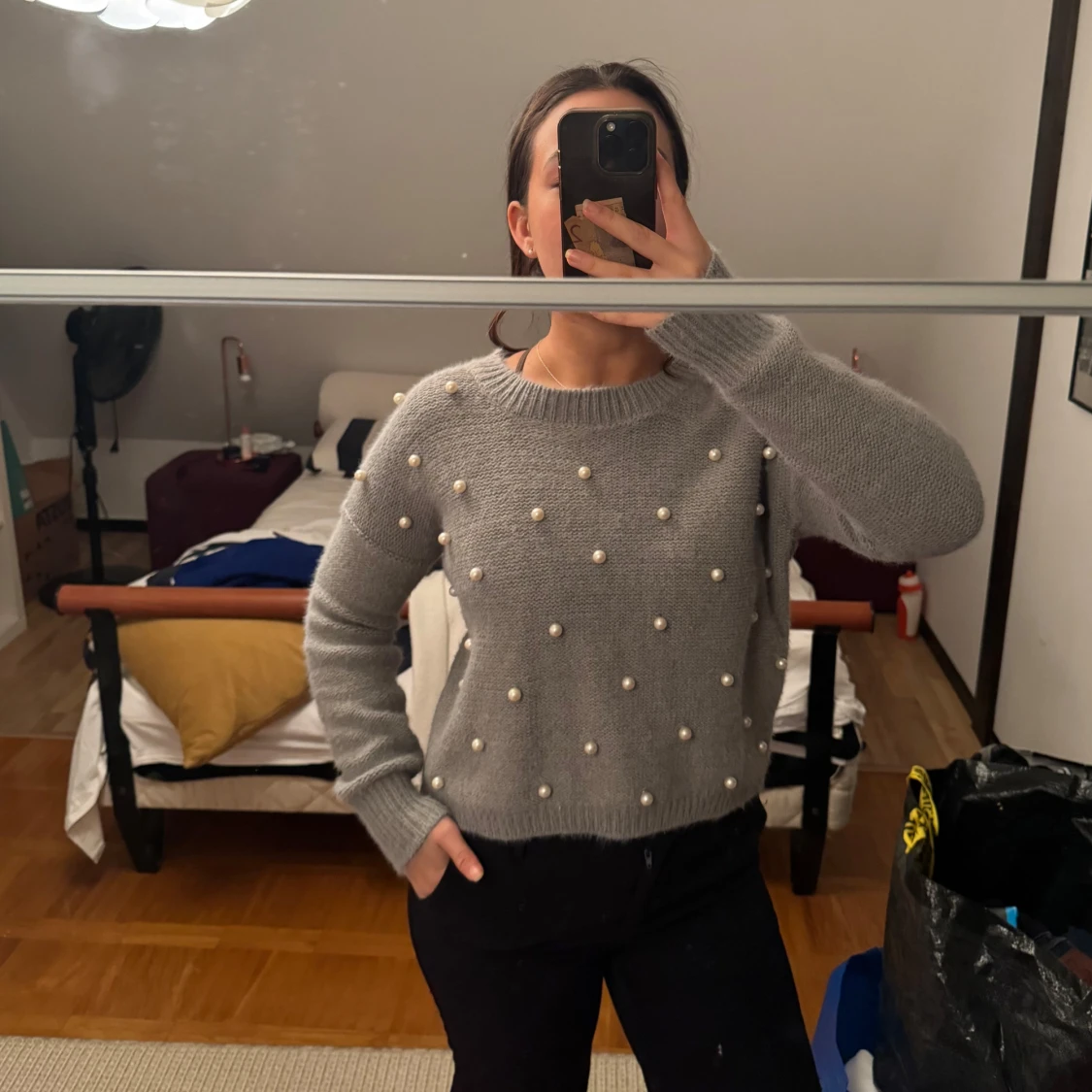 Grå stickad tröja med pärlor