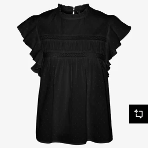 Svart blus med volangdetaljer - Snygg sommar blus som passar till alla outfits! Säljer pga att den ej kommer till användning ❤️ pris kan diskuteras! 