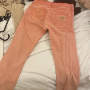 Rosa byxor från MET - Snygga rosa byxor från MET med klassisk femficksdesign. Byxorna är straight och har fortfarande lappen kvar. Köptes på sellpy! De är i storlek xs men funkar som s