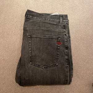 Diesel jeans - Jag säljer ett par riktigt schyssta gråa diesel jeans. Skicket är fint på jeansen och är i storlek 32/32, passar ungefär 185 cm lång. (Nypris 1899)  Tveka inte på att skriva frågor eller fler bilder. Pris kan diskuteras vid snabb affärs