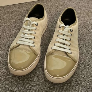 Beigea Lanvin str 42 - Snygga beige skor från Lanvin med glansig tå och nya snören. Det är storlek 42. Pris går såklart att diskutera vid snabb affär.