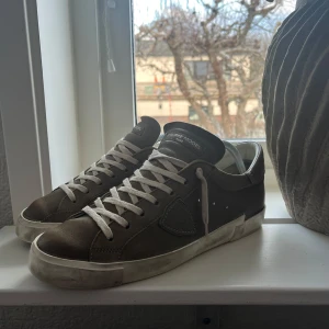 Philippe model skor - Snygga olivgröna sneakers från Philippe Model med vita snören och en vit sula. Skorna är använda sparsamt och är i väldigt bra skick, inga defekter