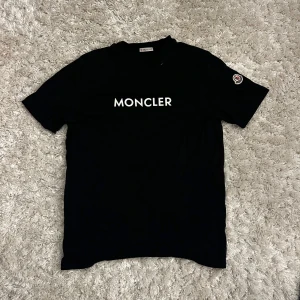 Svart t-shirt från Moncler - Moncler tisha köpt på NK 2024-12-05 men användt cirka 7 gånger, kvitto finns och nk påsen NY PRIS 3299