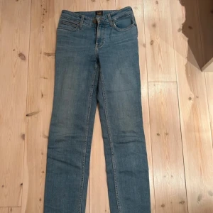 Blå jeans från Lee - Blåa jeans från Lee i modellen Marion. Jeansen är raka med medelhög midja. Nypris ca 1100kr. Skriv för fler bilder eller mått!