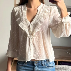 Beige Zara blus - Super snygg blus som inte kommer till användning, från gammal Zara kollektion. Skriv för funderingar, inga defekter☺️