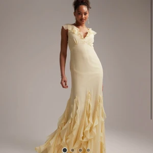 Gul långklänning med volanger  - Gul långklänning från ASOS som är helt oanvänt och därför i helt nytt skick💕 Passar perfekt till bal eller bröllop 💕Slutsåld på hemsidan och nupriset var 1200kr 🥰🥰