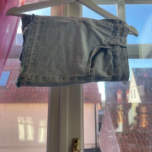 Ljusblå mini jeanskjol från Pull&Bear - Säljer en jättefin ljusblå mini jeanskjol från Pull&Bear. Kjolen har en klassisk design och passform. Perfekta för en avslappnad stil. Märket 'Pacific Republic' syns på knappen. Bakfickorna har den populära V formade fick designen med knappar. Super fin sommarkjol. Storlek S, sitter som S/XS. Hör av vid intresse 🤗❤️