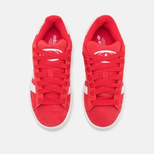 Röda sneakers från Adidas - Snygga röda sneakers från Adidas med vit sula och klassiska tre ränder på sidan. Skorna har snörning och är perfekta för en sportig look. De är tillverkade i mocka och har en bekväm passform.💕skriv om du är intresserad!! Skorna har använts men är inte särskilt slitna