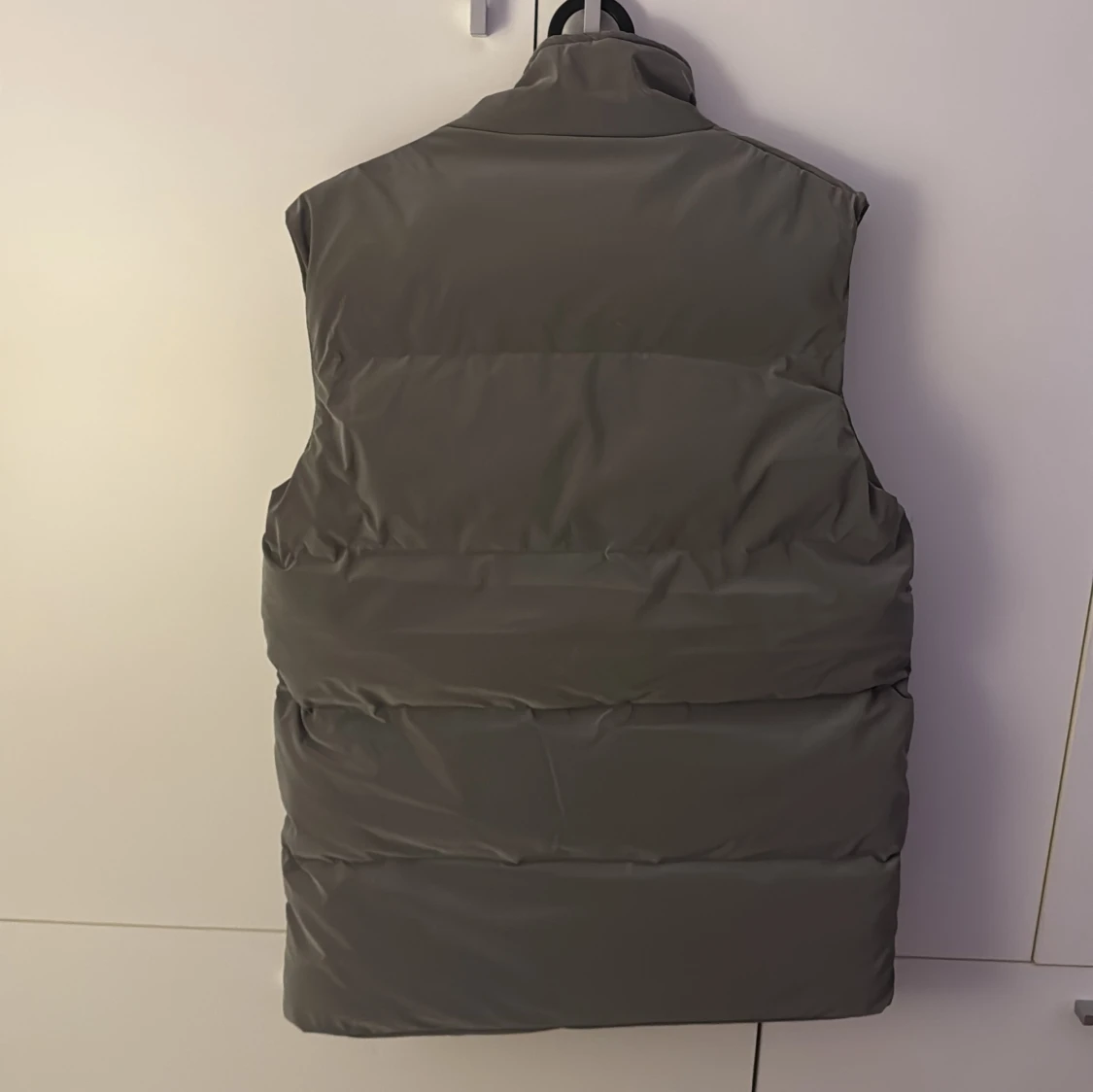 Grå dunväst från Moose Knuckles - 1