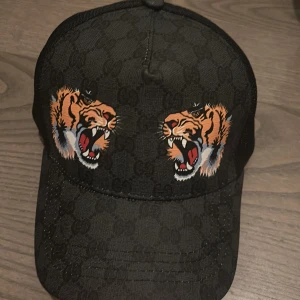 Svart Gucci tiger keps - Säljer denna snygga Gucci kepsen med tiger mönster