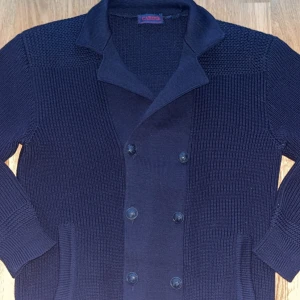 Riktigt snygg stickad cardigan!!!! - Snygg stickad cardigan från carine riktigt unik och stilren perfekt till våren/sommaren. Storlek S 