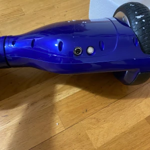 Hoverboard  - Hoverboard som saknar laddare den är nästan helt oanvänd nypriset är 2000 mitt pris 500