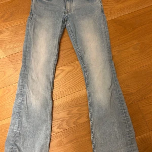 Ljusblå jeans från H&M - Säljer ett par ljusblå jeans från H&M med låg midja och justerbar midja. Storlek 140 och använd några gånger, men ingenting som märks. 🥰💕