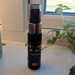 SETTINGSPRAY FRÅN "technic"✨️ - Helt ny Settingspray och aldrig använd, klistermärket sitter inte kvar men nyköpt. Den innehåller 31ml setting spray. Den är köpt på Dollarstory och jag tog en som man såg aldrig testats så ingen har någonsin använt eller testat den✨️✨️ Skriv till mig innan köp🫶🏻