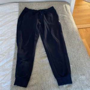  Ralph Lauren byxor - Snygga marinblåa mjukisbyxor från Polo Ralph Lauren med broderad logga. Byxorna har en bekväm passform med resår och snörning i midjan samt muddar vid bensluten. Storlek M, har använt dom men är som nya! Nypris 1700kr, djur och rökfritt hem.