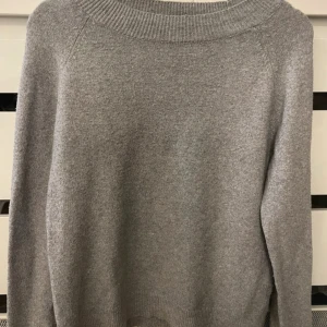 Grå tröja från ONLY - Säljer en grå stickad grå Only. Den är i superfint skick då den knappt är använd. Den är i storlek M men passar även S och Xs💗💕