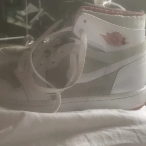 Nike sneakers med röd och grå detalj - Säljer dessa Ait Jordan 1 i storlek 40 använda en gång säljer för 400 men pris kan diskuteras
