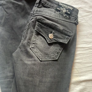 Grå TrueReligion jeans - Säljer nu tyvärr mina favorit tries då de inte kommer till användning längre. Bootcut. De är nästan hela nya och inget synligt tecken på användning. Går inte ner i pris mer.  Hör av vid egna bilder eller frågor!💗 