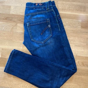 Dondup jeans - Säljer dessa snygga dondup jeans i nyskick 😇Inga defekter och passar till allt 🔥 Om du har frågor eller önskar fler bilder är det bara att skriva! Mvh John 🍾