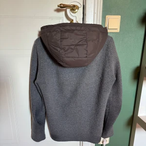 Massimo Dutti Cardigan - Tja säljer min feta Massimo Dutti cardigan som nu inte tillverkas längre vilket gör den lite sällsynt. Det finns inga skador eller defekter på den utan den ör bara lite liten i storleken. Det är storlek L på den men den sitter som en S-M. Pris kan diskuteras vid snabb affär. 