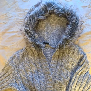 Kofta med päls runt luvan - Super söt 2000s kofta med päls runt luvan!! Den är jätte mysig och ser super snygg ut, säljer för att den är lite för stor för mig. Det står ingen storlek men skulle säga xs-s. Den är jätte bra kvalitet!