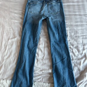 Fleard jeans - Fleard jeans från Gina Tricot i storlek 158/164/XS, är i bra skick och har använt jeansen innan. ❤️ Ett litet skrynkligt parti på baksidan av jeansen också. Midjemått: 37 cm rakt över Innerbenslängd: 75 cm