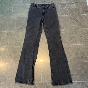 Svarta jeansbyxor från Monki - Snygga svarta jeansbyxor från Monki med lite bootcut ♟️❗️skriv för fler bilder/ frågor ❗️Storlek: 24 Nypris: ca 400kr
