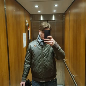 Grön field/quiltad jacket - Väldigt snygg field jacka. Den funkar Väldigt bra till vinter men är mest en vår och höst jacka. Den är använd typ 5 gånger. Väldigt bra kvalité. Den är "sällsynt" då de är en speciall skrädar beställning och även om den avändts lite så har den lämnats in på behandling för att behålla skicket.