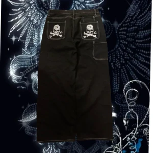 Baggy jeans - Baggy svarta jeans med dödskallar på, 150 kr inkl frakt, tar Swish 💥💥