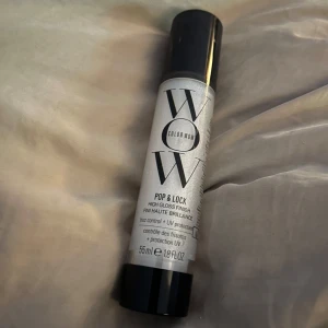 Color Wow Pop&Lock - Aldrig använt bara kollat färgen.                          Pop & Lock Crystallite Shellac är en 2-i-1 olja och serum. Ger glänsande blankt hår och strålande färg. Förvandlar torrt, uttorkat hår till glänsande, silkeslena lockar. Ger nytt liv åt matt, bleknad hårfärg direkt. Reparerar skadade hårspetsar. Ger UV-skydd för håret. Alkoholfritt och veganskt.