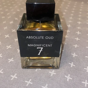 Absolute Oud Magnificent 7 Parfym - Elegant parfymflaska med en djup och mystisk doft av oud. . Perfekt för den som söker en unik och lyxig doftupplevelse. Luktar exakt som YSL M7 absolu oud. Helt ny endast testad