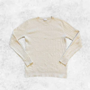 Kabelstickad John Henric tröja  - Säljer en riktigt snygg vit kabelstickad tröja från John Henric. Den är i superbra skick förutom den pyttelilla fläcken på sista bilden som knappt syns. Säljer även en likadan tröja fast annan färg i min profil. Vid några frågor eller funderingar är det bara att höra av sig. 