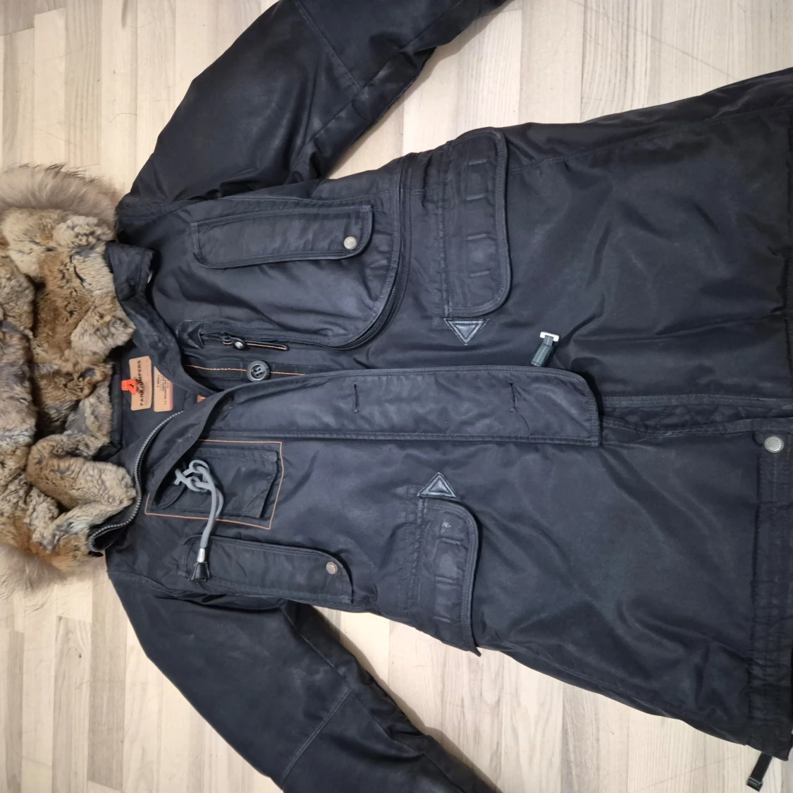 Svart parkajacka med pälsdetaljer - 1