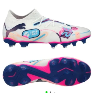 Färgglada fotbollsskor från Puma - Snygga fotbollsskor från Puma i vitt med färgglada detaljer i rosa, blått och svart. Skorna har en strumpliknande passform och snörning för optimal komfort och stöd på planen. Perfekta för den som vill sticka ut med stil.