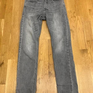 Grå jeansbyxor Slim Straight - Tjena säljer ett par snygga gråa Jack and Jones byxor i slim straight modell. 28/32. Skick:10/10. Nypris:899kr. Säljs för 400kr
