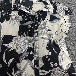 Blommig skjorta med glitter prickar - Super fin skjorta med ”diamant” knappar