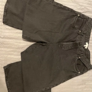 Grå jeans från H&M - Snygga grå jeans från H&M med klassisk design. Perfekta för en avslappnad stil. De har en bekväm passform och är tillverkade i slitstarkt material.