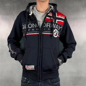 Geographical Norway Hoodie - - Geographical Norway Hoodie — Storlek S — 10/10 - Helt nya med tags — Inkluderat - Hoodie & Tags — Retail 1200kr — Modellen är - 180cm, 65kg - Köp innan 20:00 Fraktas samma dag📦