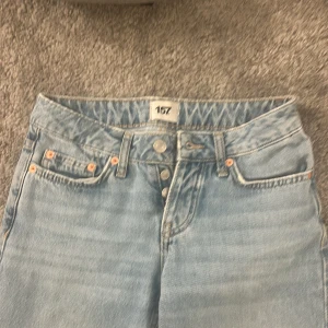 Blåa jeans - Ett par blåa jeans i storlek xxs. Jag säljer dem för dem är för små. Dem är raka ner till och dem är från lager 157. Använd ett fårtal gånger och frakten ingår i priset. Dem är low waist 