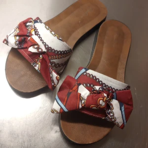 Mönstrade sandaler med rosett - Snygga söta sandaler med en färgglad rosett i rött, vitt och blått mönster. Perfekta för sommardagar med en riktigt bekväm sula. 