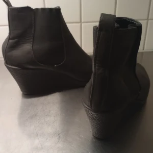 Svarta boots med kilklack - Snygga svarta boots med kilklack och elastiska paneler för enkel på- och avtagning. Jätte bekväma att gå i 🖤