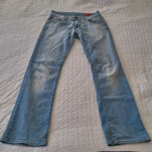 Ljusblå jeans från Miss Sixty - Snygga ljusblå jeans från Miss Sixty. De är VÄLDIGT LÅGMIDJADE!! De har en bootcut-stil och är perfekta för en snygg look. Jeansen har en knapp- och dragkedjestängning framtill. ❤️jag möts bara upp❤️