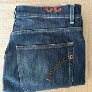 Dondup carrot - Tja säljer mina dondup carrot slim fit jeans storlek 32 i medjan. Använda två gånger köpte dem på nk för 3200 kvitto och tags kan ordnas om man vill ha de.