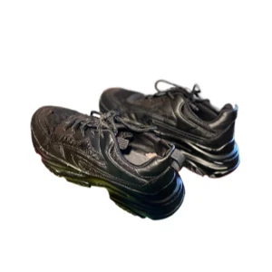 Nike svarta sneakers - Storlek 38.                                                                   Några små skador på skorna.                               Kan få billigare vid snabb affär