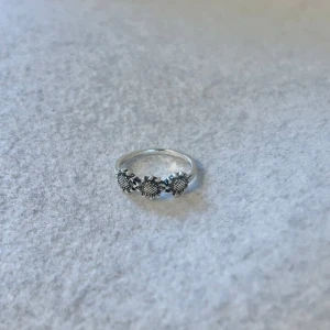 Silver ring - US storlek 6/6.5, diameter cirka 16.5–17 mm, omkrets cirka 51.8–53.5 mm.  Blanda och matcha dina favoriter! Köp flera artiklar tillsammans för rabatt och spara på frakten.  #silver #ring #vintage #smycken #klassisk