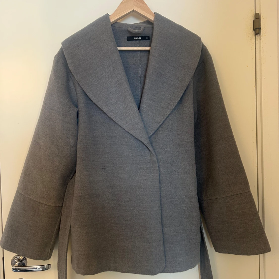 Grå kappa från Bik Bok - 2