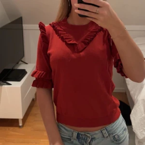 Röd Topp - Supersnygg topp men måste sälja då jag har för mycket toppar. Passar mig som vanligtvis har XS.