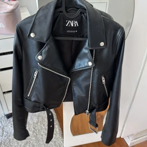 Svart skinnjacka från Zara - Använd typ 1-3 gånger (länge sedan så minns inte) säljer för att jag inte får användning för den, köpte för 600 men säljer för 150kr