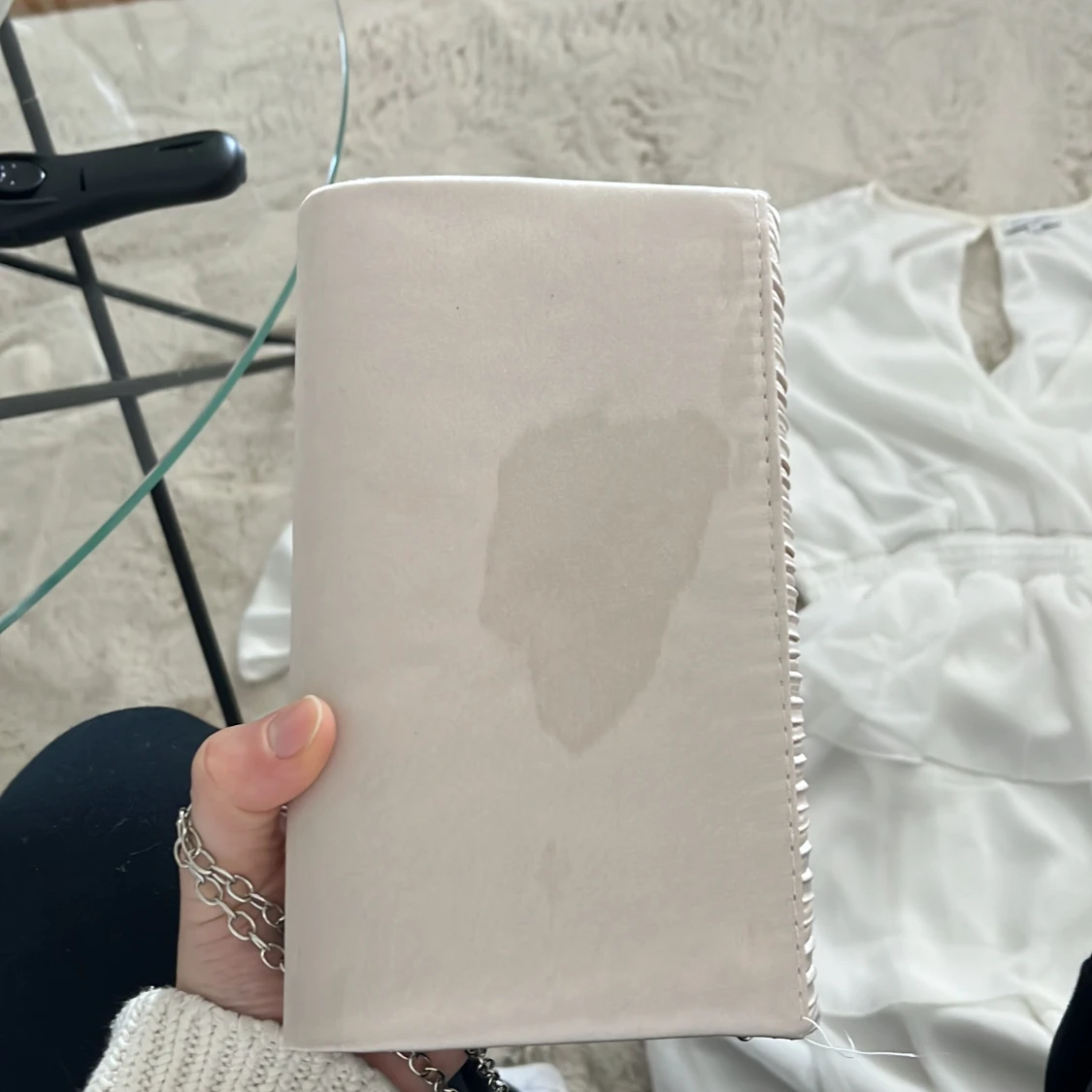 Beige kuvertväska med kedja - 1